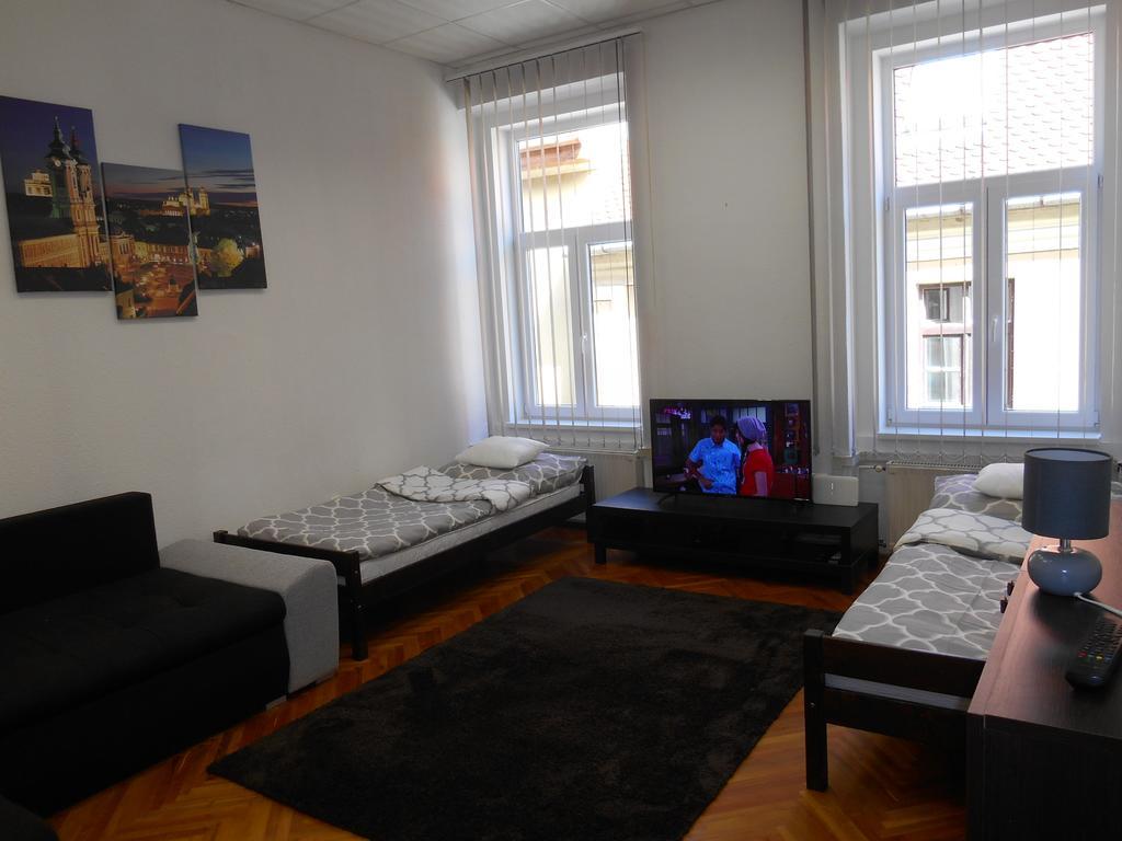 شقة Akos Apartman إغير المظهر الخارجي الصورة